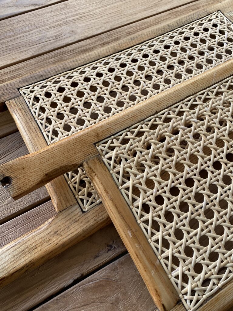 zbliżenie na dwie ławeczki do kanu leżące na drewnianym stole w Pracowni GABA 2