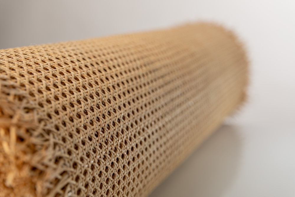 zbliżenie na rolkę plecionki rattanowej o bardzo drobnych oczkach