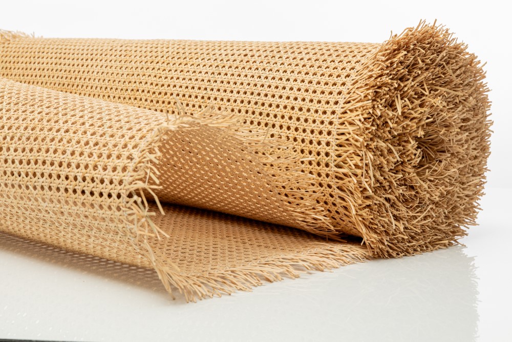 zbliżenie na plecionkę rattanową o bardzo drobnych oczkach