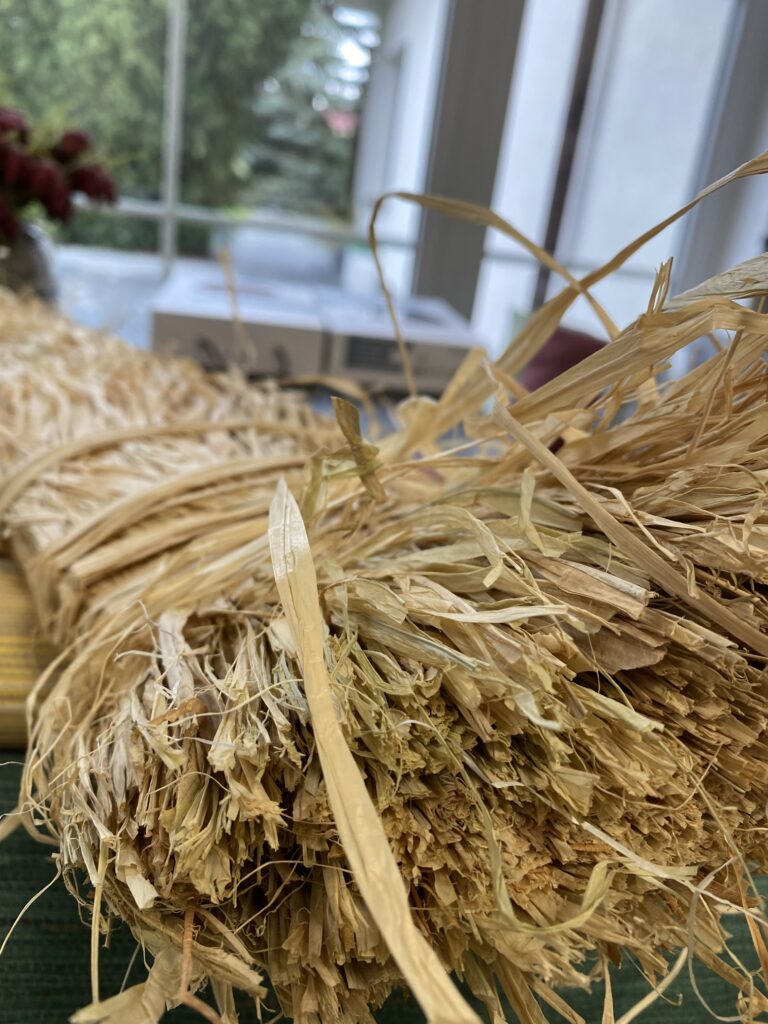 zbliżenie na warkocz rafii naturalnej w Wiklinowy Dom