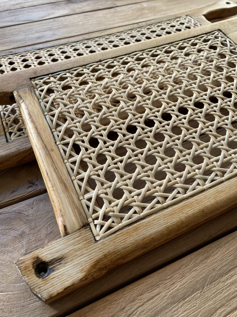 zbliżenie na dwie ławeczki do kanu leżące na drewnianym stole w Pracowni GABA 2