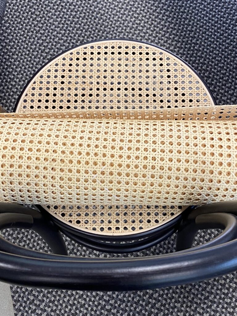 widok z góry plecionki rattanowej leżącej na krześle z plecionką