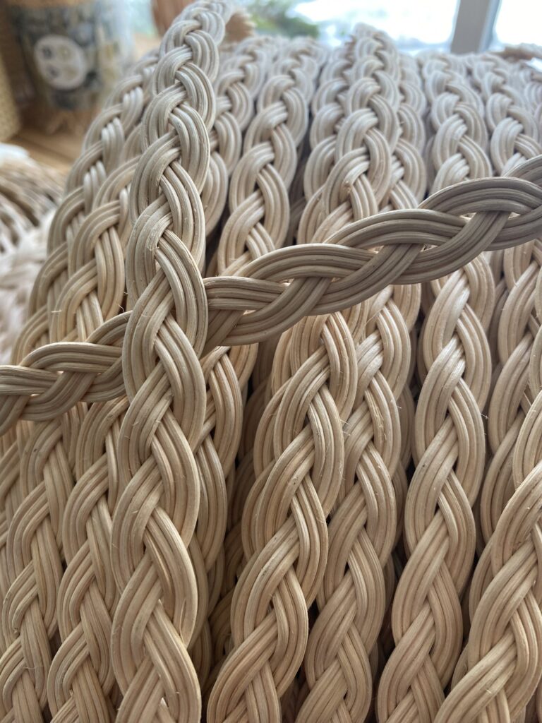Zbliżenie na warkocz z rattanu