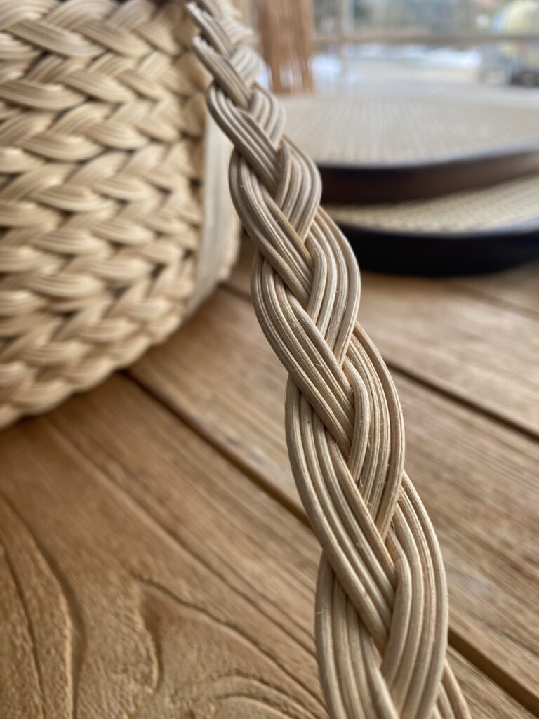 Zbliżenie na warkocz z rattanu