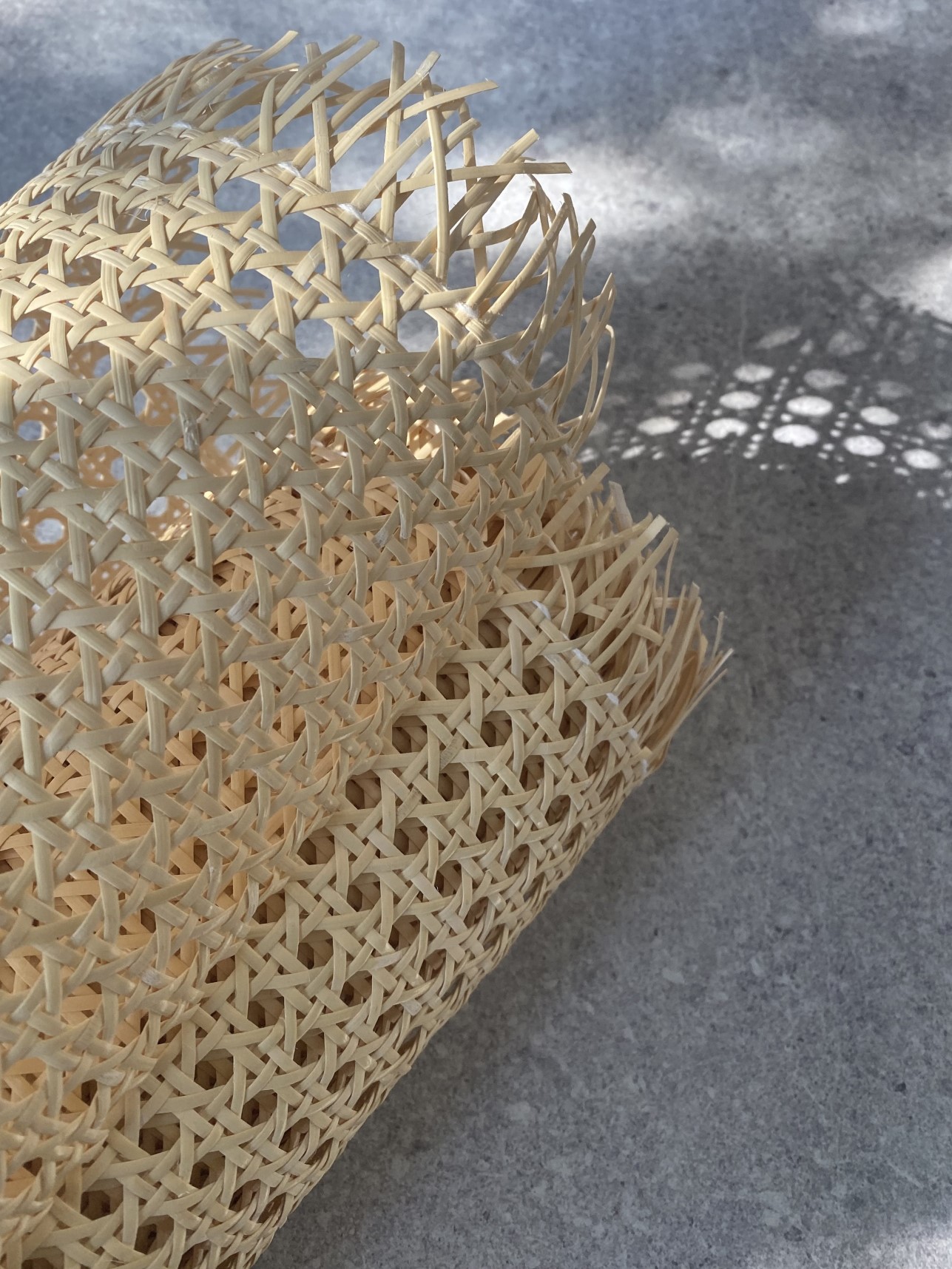 Ażurowa plecionka rattanowa - materiał stosowany w neuroarchitekturze, plecionka wiedeńska