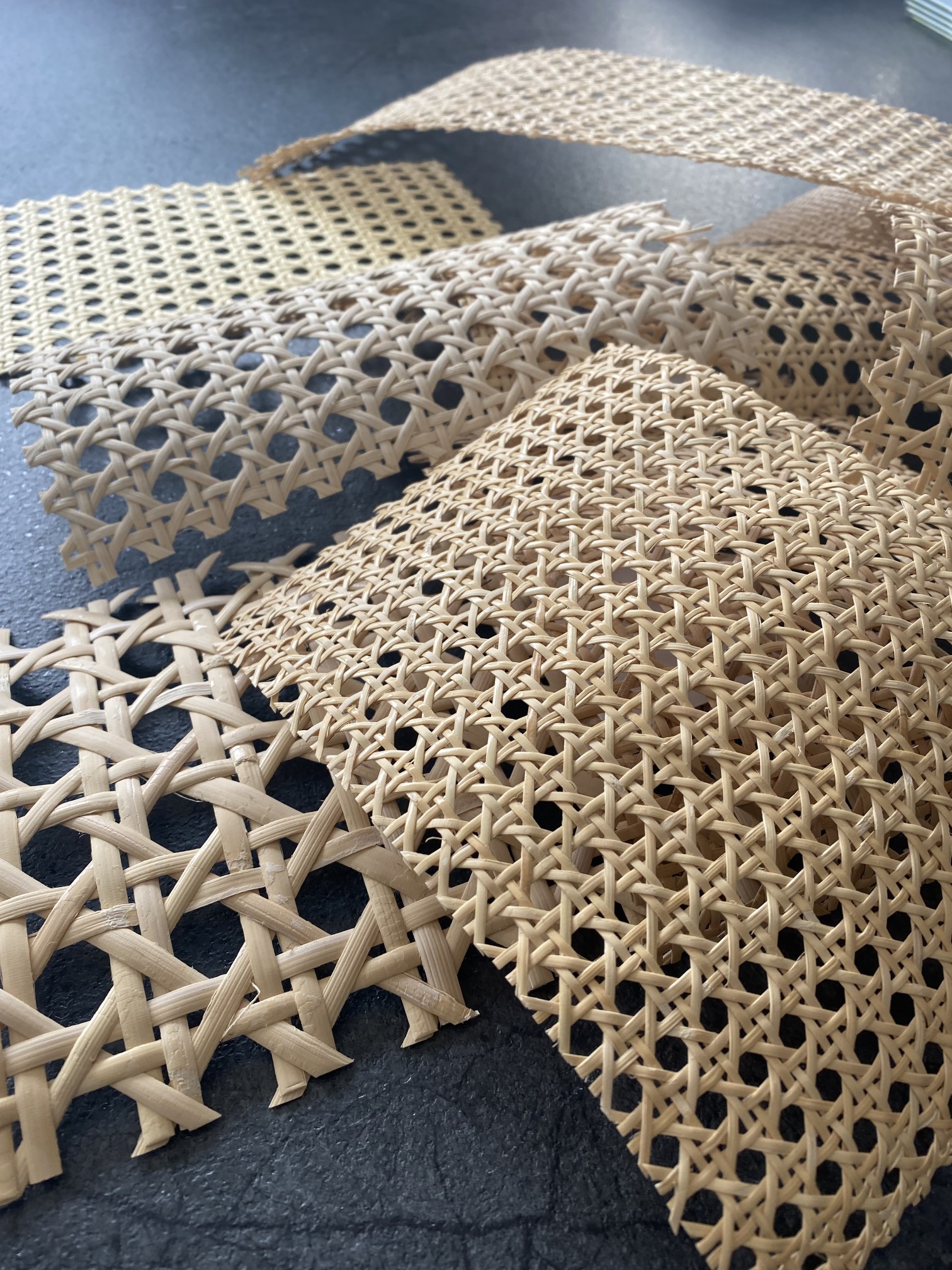 Ażurowe plecionki rattanowe - naturalna struktura materiału stosowanego w neuroarchitekturze, różne wzory