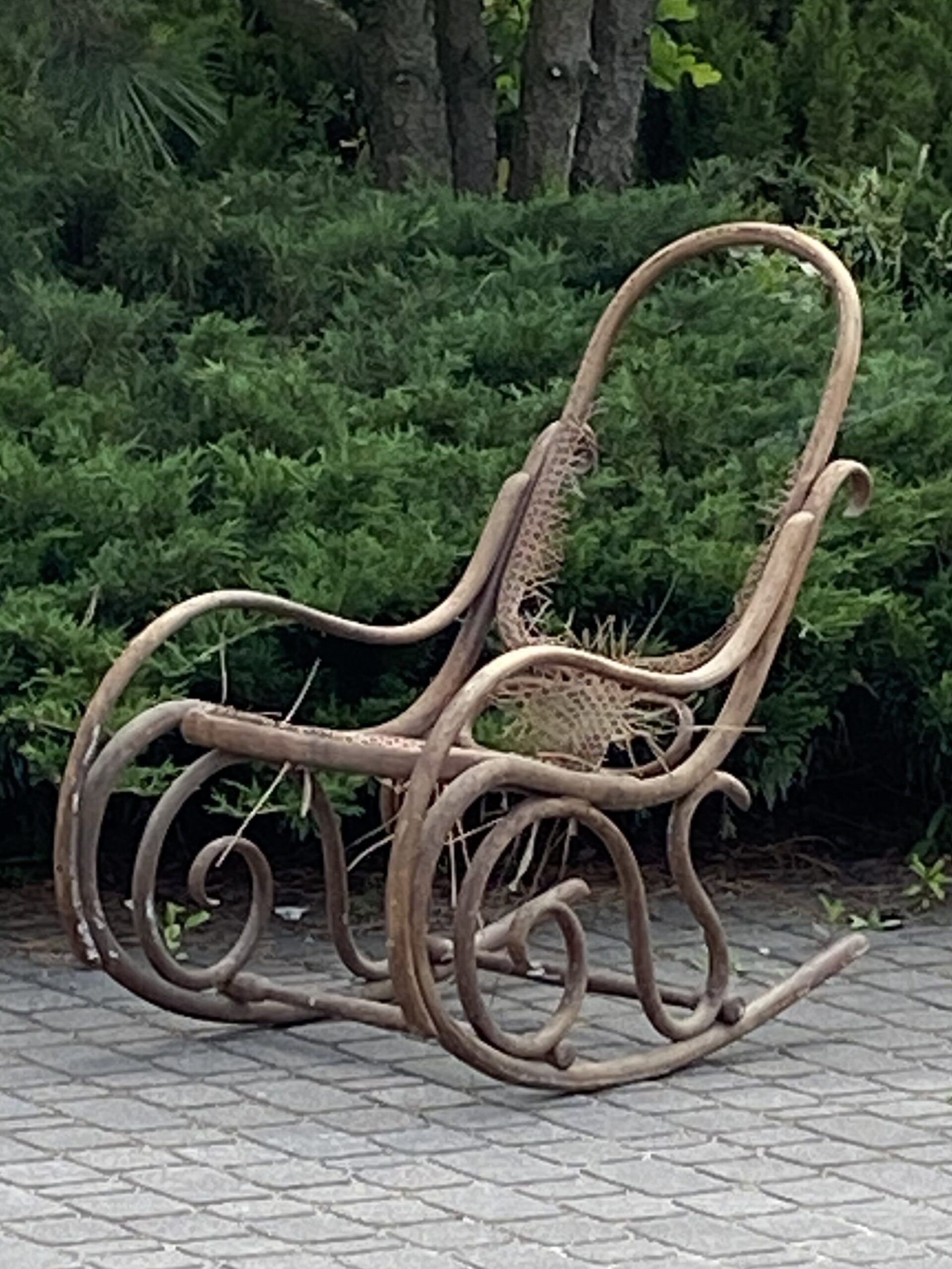 Fotel bujany z rattanem – dlaczego warto naprawiać takie meble?