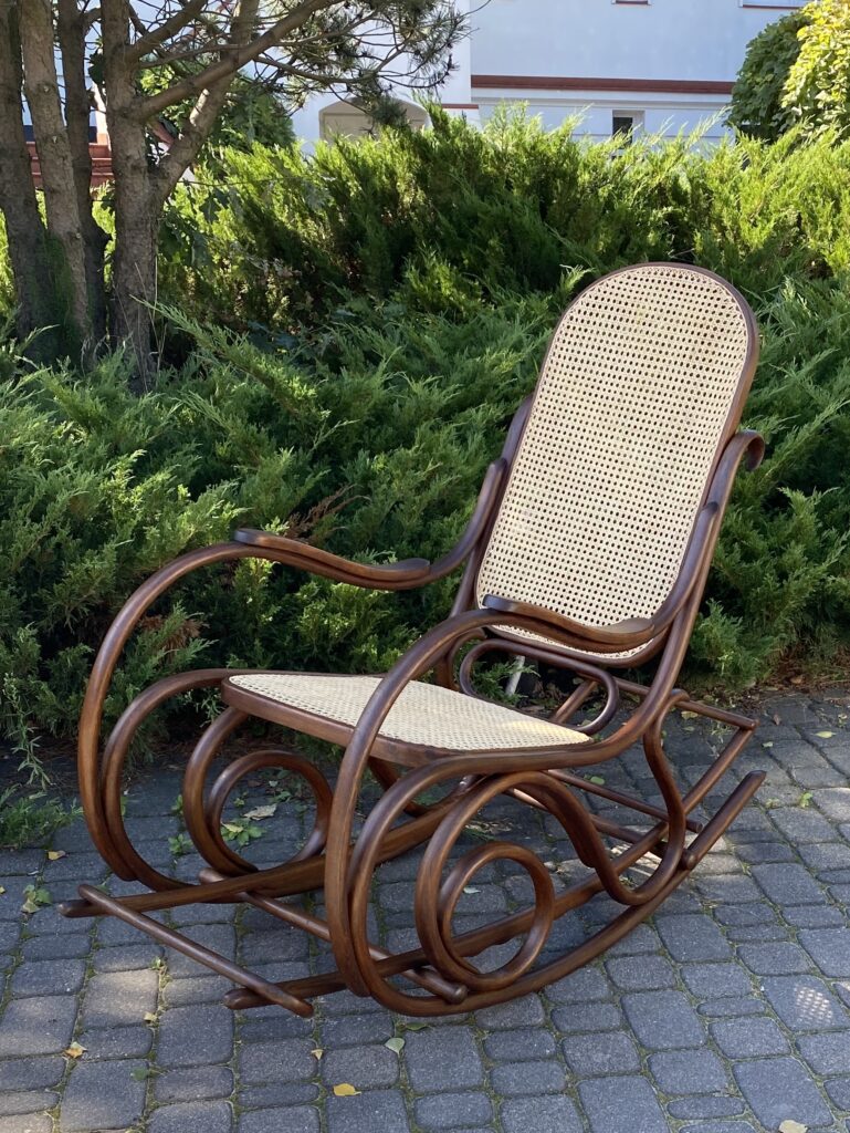 fotel bujany po renowacji w pracowni GABA 2. Fotel THONET z początku XX wieku