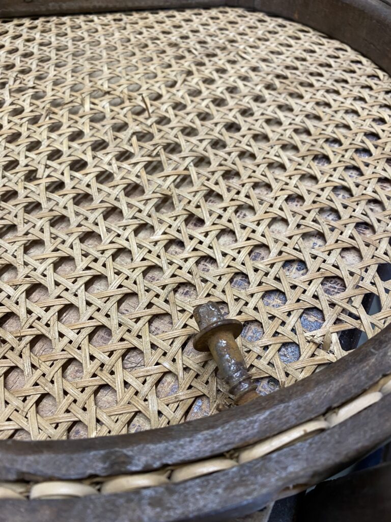 śruba montażowa siedziska z plecionką wiedeńską