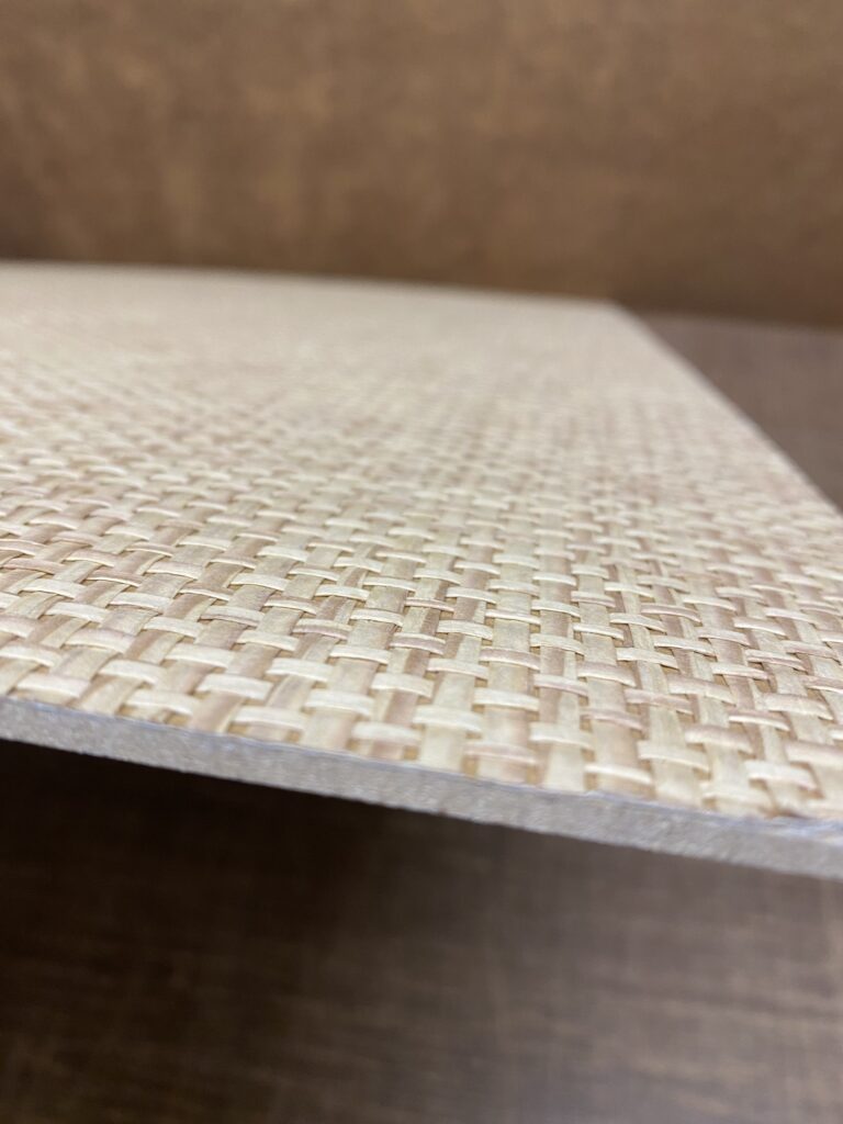 Tapeta z plecionki papierowej naklejona na płytę meblową. Tapeta w kolorze beżowym.