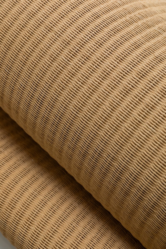 zbliżenie na fragment plecionki meblowej LOOM 74 w kolorze beżowym