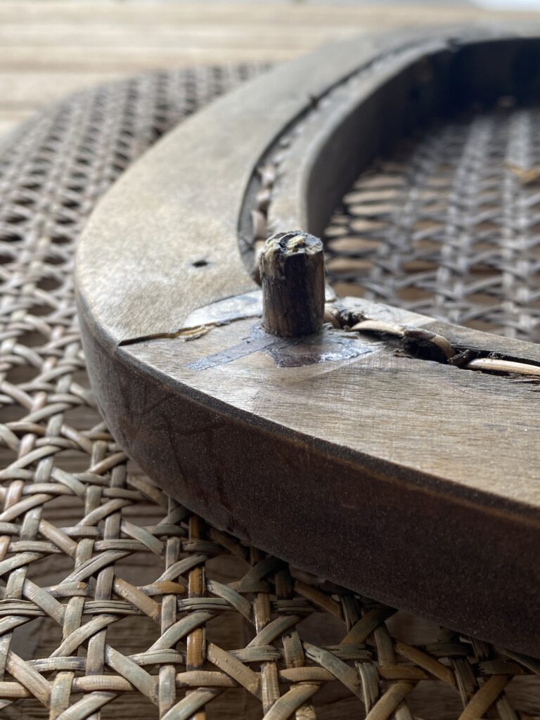 Siedzisko z kołkiem montażowym i uszkodzonym rattanem