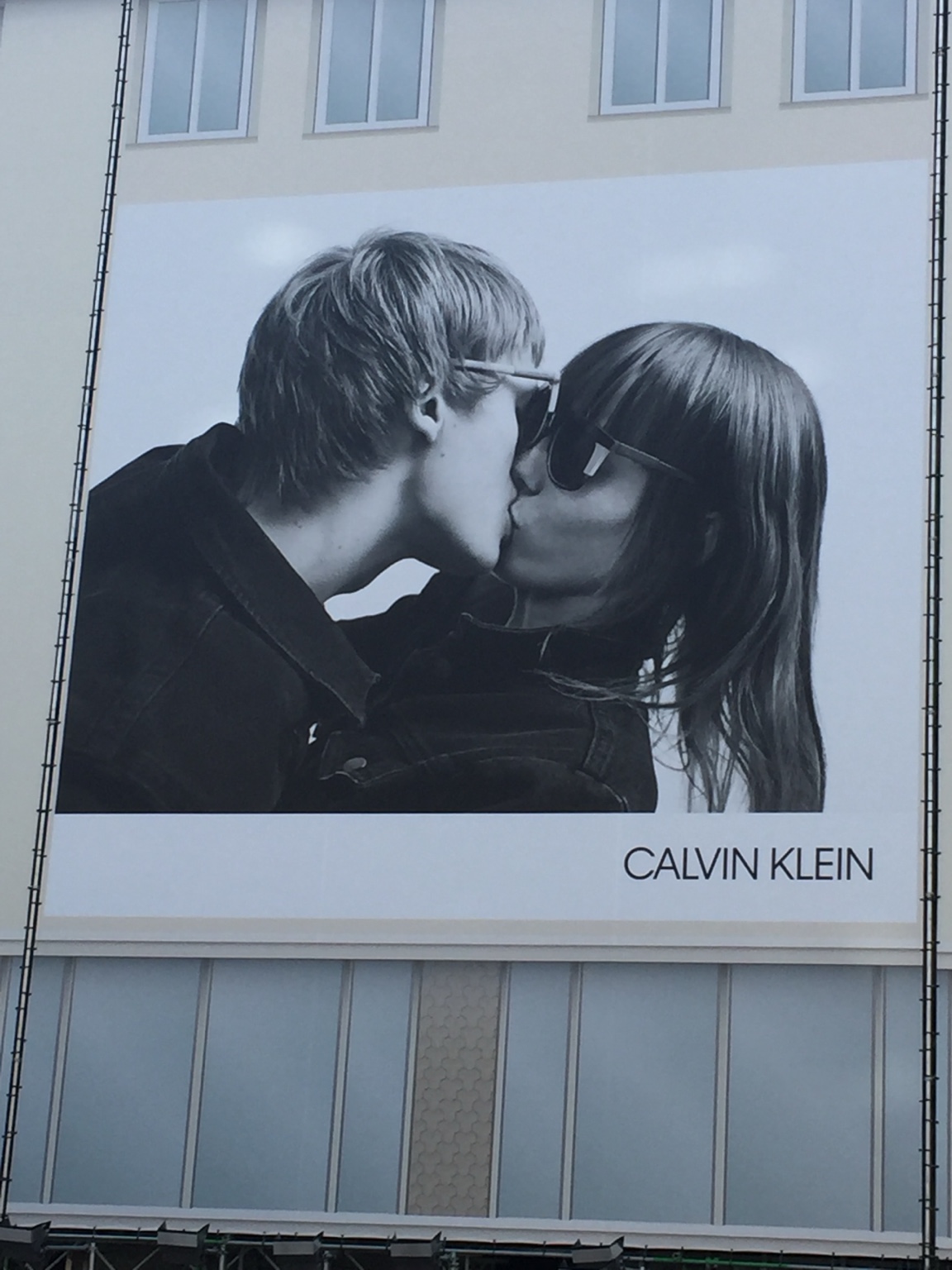 Pocałunek na ścianie miasta – kiedy reklama staje się ikoną przestrzeni publicznej