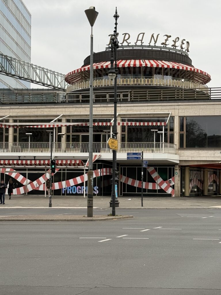 Kranzler Eck przy Kurfürstendammie w Berlinie przed rozpoczęciem przebudowy