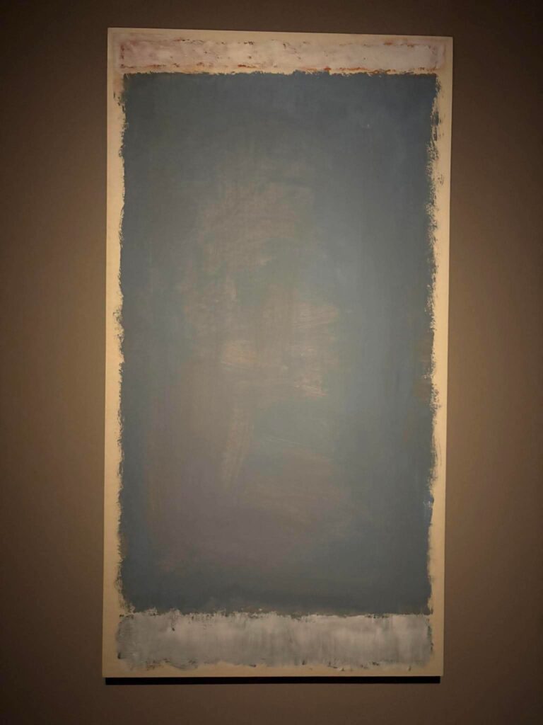 Pozornie jednolite pole koloru ujawnia różnice tonu, fakturę powierzchni i ślady kolejnych warstw. Wystawa „Rothko a Firenze”, Palazzo Strozzi.