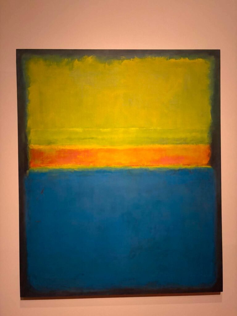 Obraz Marka Rothki z polami zieleni, pomarańczu i błękitu na wystawie Rothko a Firenze