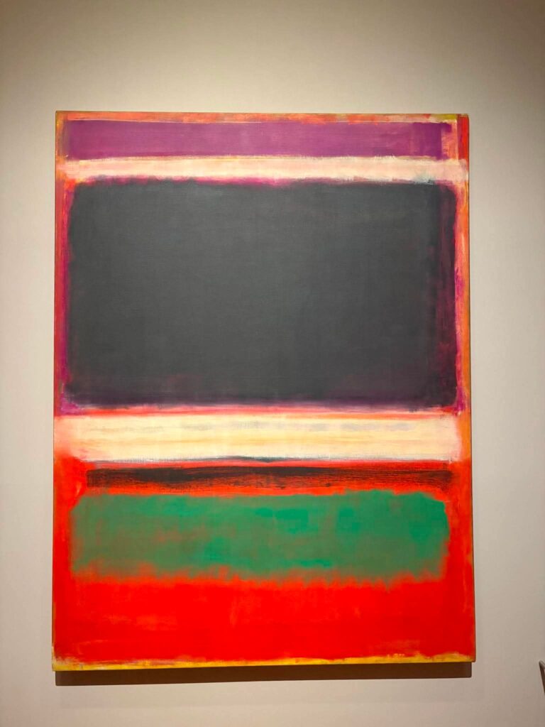 Zestawienie ciemnej szarości, fioletu, czerwieni i zieleni pokazuje, że równowaga kolorystyczna może wynikać z kontrastu. Wystawa „Rothko a Firenze”, Palazzo Strozzi.