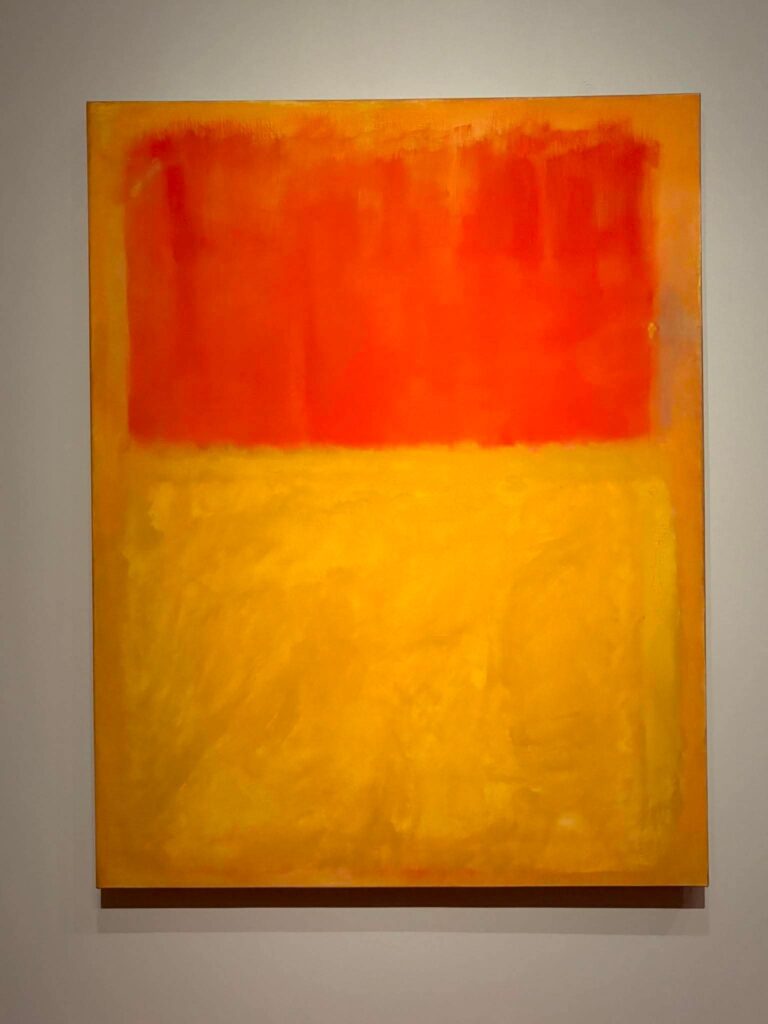 Ciepłe pola pomarańczu i żółci sprawiają, że powierzchnia obrazu wydaje się zbliżać do obserwatora. Wystawa „Rothko a Firenze”, Palazzo Strozzi.