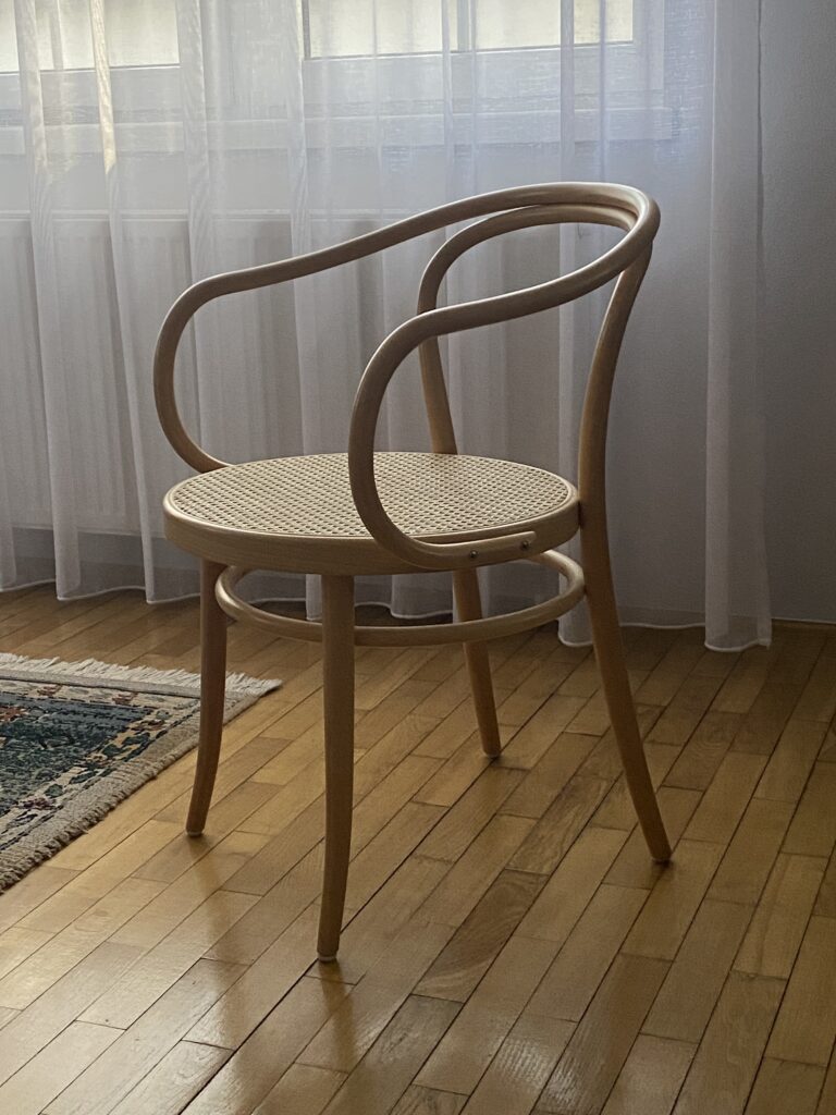 Odnowiony fotel z giętego drewna w typie Thonet 209 z siedziskiem z plecionki wiedeńskiej